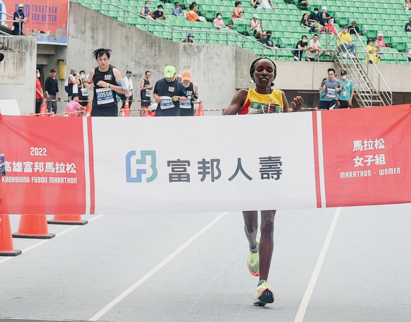 肯亞的Peninah拿下全馬女子組冠軍。    圖：高雄市運發局提供