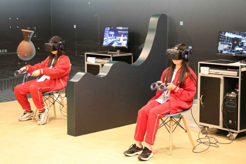八里國中同學搶先感受5G VR的震撼力。   圖：新北市十三行博物館提供
