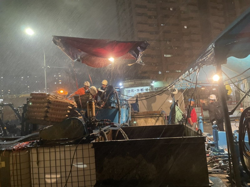 風雨下持續施工。   圖：新北市水利局提供