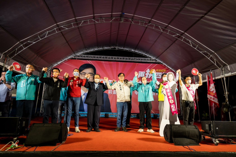 陳其邁(中)拉著候選人的手高喊當選。   圖：趙天麟服務處提供