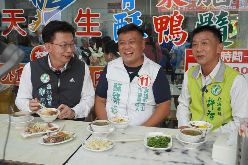 蘇致榮(中)與郭國文(左)、許智傑吃播。   圖：蘇致榮提供