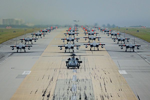 2022 年 3 月 2 日，美軍空軍F-15C/D鷹式戰鬥機與HH-60鋪路鷹直升機在日本嘉手納空軍基地進行例行演習。   圖:翻攝自美國國防部