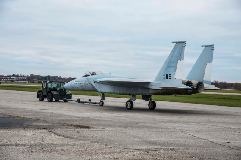 日本嘉手納空軍基地將陸續撤48 架的 F-15戰機。圖為 2016年，F-15戰機從美國空軍倉庫被拖到修復大樓。   圖:翻攝自美國國防部