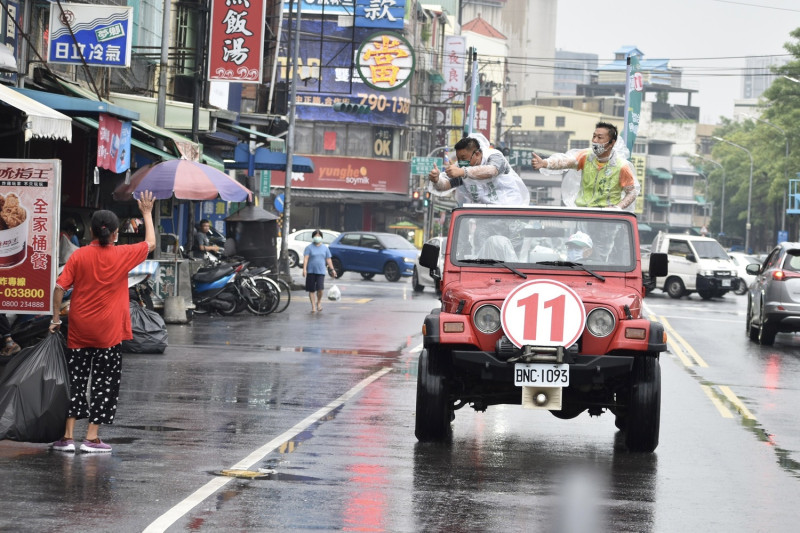 許智傑(右)陪蘇致榮雨中車掃。   圖：蘇致榮提供