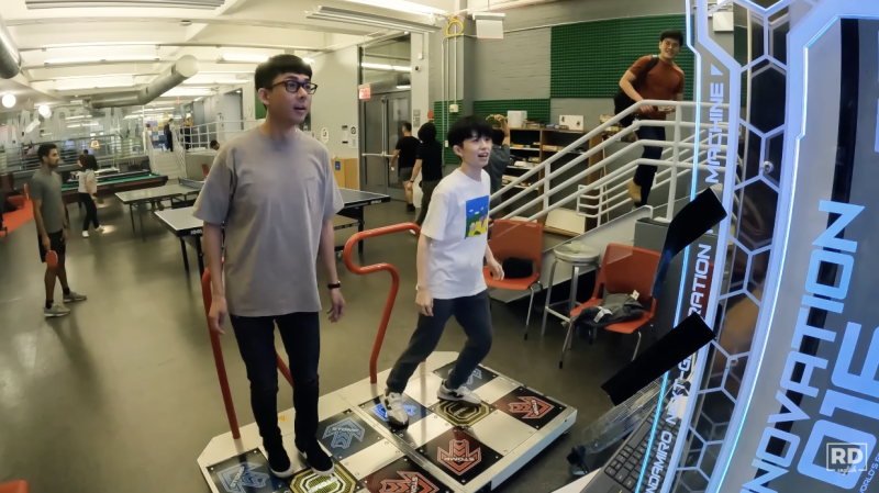 阿滴和好友HOOK還在員工遊戲區大玩跳舞機。   圖：翻攝自阿滴YT頻道