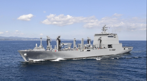 南韓1.1萬噸級新一代「AOE-Ⅱ」油彈補給艦「昭陽號(AOE-51)」參加日本海上自衛隊70週年閱艦式，今駛入橫須賀港。   圖：翻攝ROK Navy
