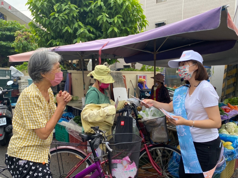 李雅慧(右)勤跑基層拉票。   圖：翻攝臉書