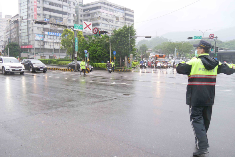 新北市府昨已提前發布汐止地區上午尖峰交通壅塞預警，警察局加強佈署警力疏導交通。   圖：新北市交通局提供