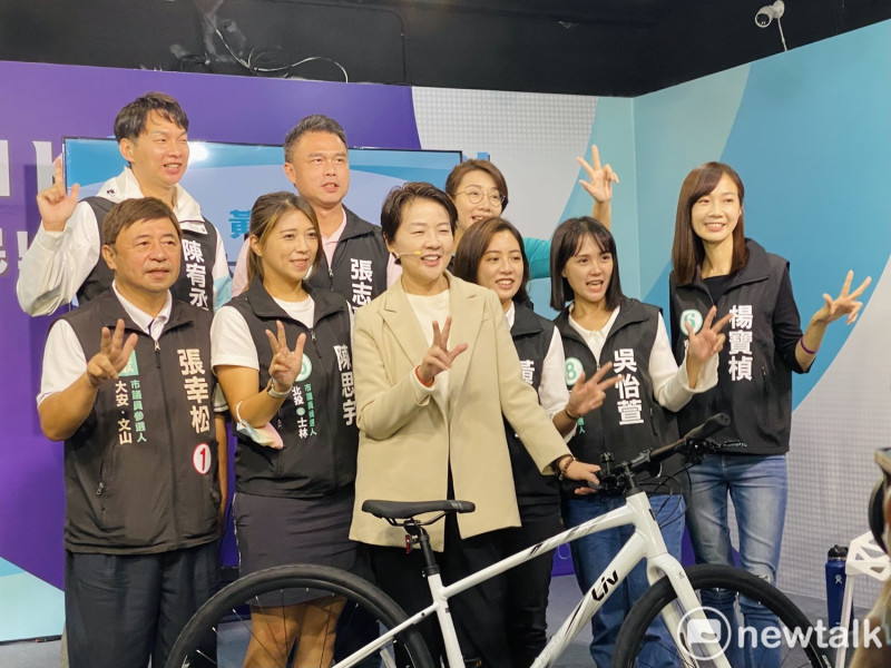無黨籍台北市長候選人黃珊珊與民眾黨8位台北市議員候選人合影。   圖：周煊惠 / 攝