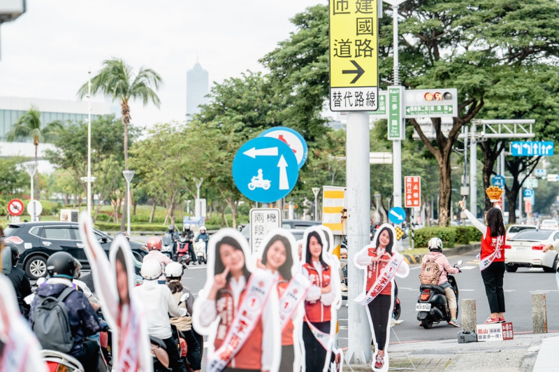 李雨蓁(右一)與分身站路口拜票。   圖：台灣基進提供