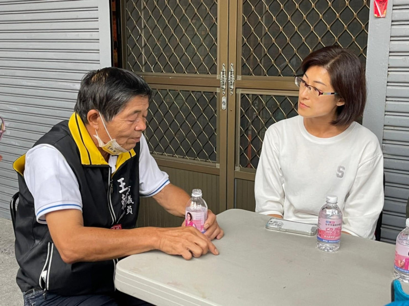 王朝坤（左）表示，他與競選團隊都決定唯一支持邱愛珊（右）。   邱愛珊/提供