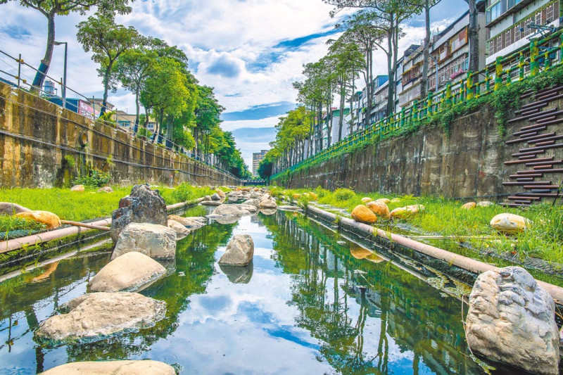 藤寮坑溝在深槽以卵石堆砌營造近自然生態河道及生態棲息空間。   圖：新北市水利局提供