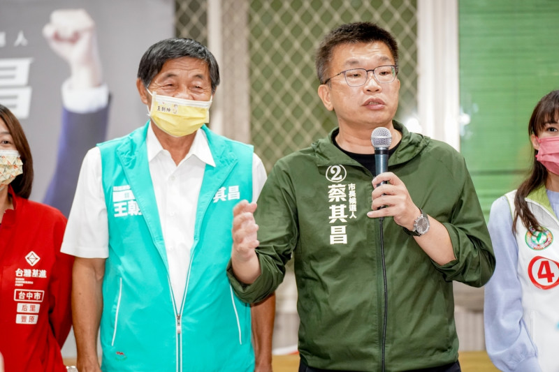 無黨籍台中市議員王朝坤（左）以行動支持蔡其昌。   圖：蔡其昌競選總部/提供