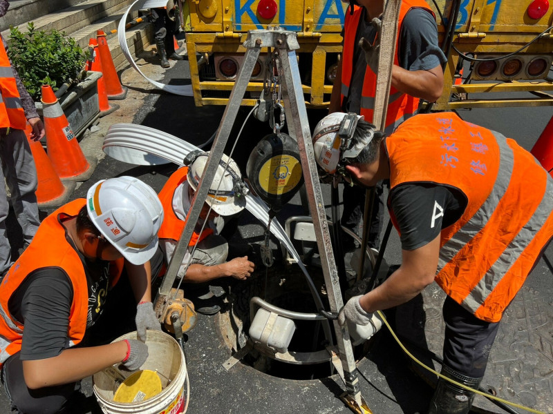 「區段整建」工法施工過程2-施工人員時刻盯緊纏繞作業。   圖：新北市水利局提供