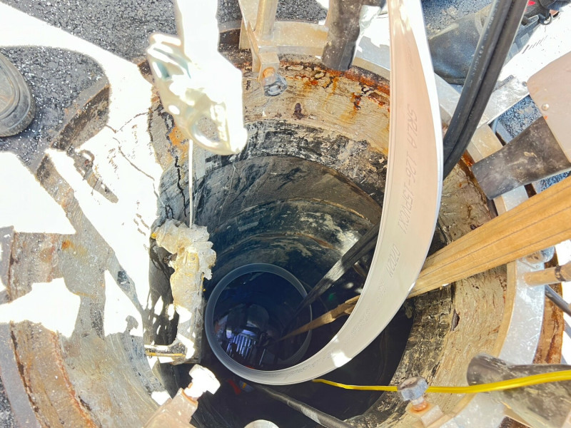 「區段整建」工法施工過程3-人孔內部板帶捲入情形。   圖：新北市水利局提供
