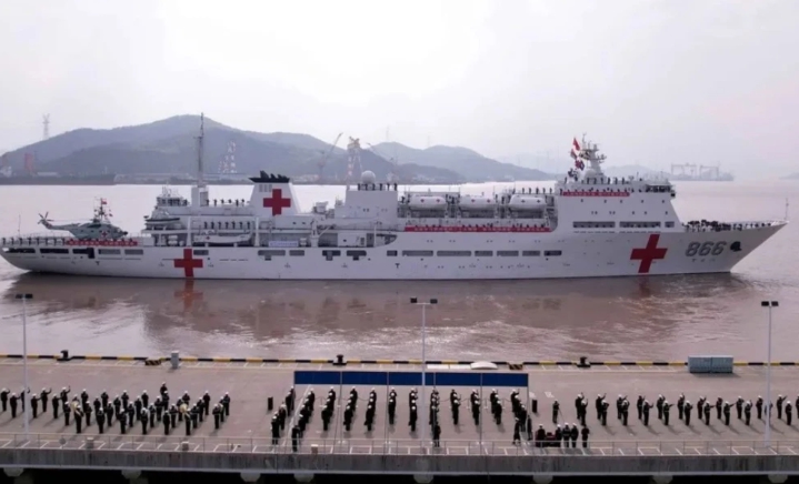 中國海軍「和平方舟」號醫院船昨天（ 2 日 ）上午從浙江舟山軍港起航，前往印尼。   圖 : 翻攝自人民海軍