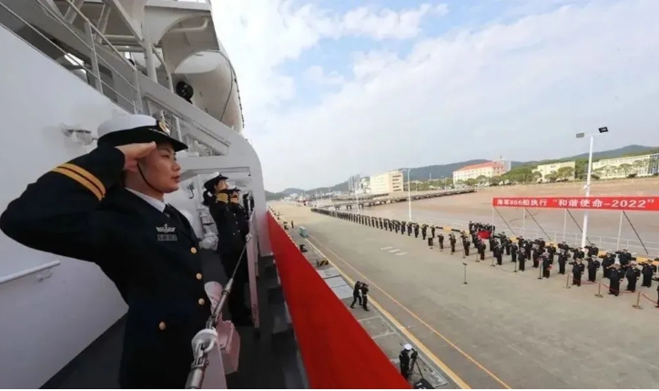 中國海軍「和平方舟」號醫院船昨天（ 2 日 ）上午從浙江舟山軍港起航，前往印尼。   圖 : 翻攝自人民海軍
