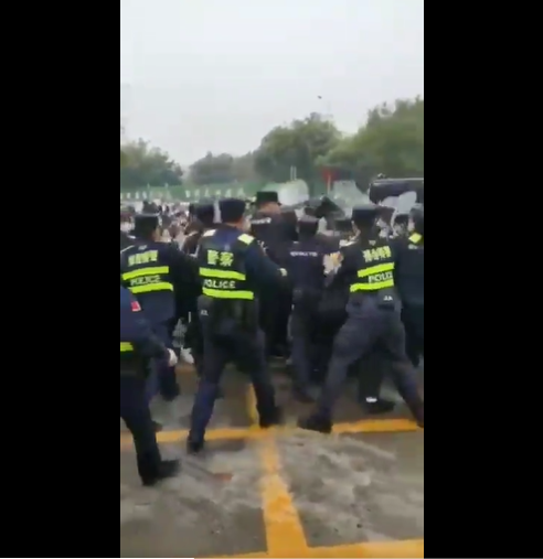 警方包圍抗議家長，爆發推擠、衝突。   圖：翻攝自推特