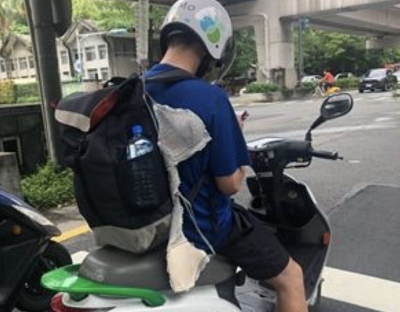 網友分享自己騎車在路上時，卻驚見前方騎士的球拍上面掛著「超大胸罩」。   圖/路上觀察學院