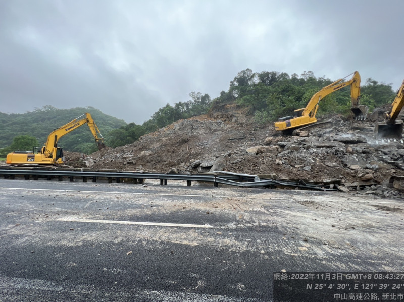 國1汐止南段二度走山，導致五股到基隆南向的多處路段都車多壅塞。   圖：高速公路局／提供