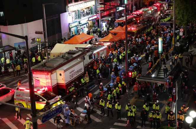 南韓首爾商圈梨泰院於 10 月 29 日晚間舉辦萬聖節派對，卻發生踩踏意外，釀嚴重死傷。   圖 : 翻攝自環球網