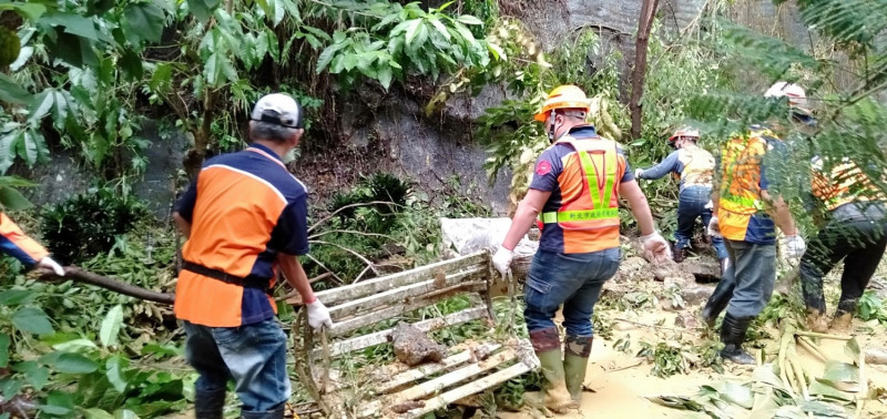 汐止伯爵山莊受暴雨影響，清潔隊員前往復原，用人力挖除落土。   圖：新北市環保局提供