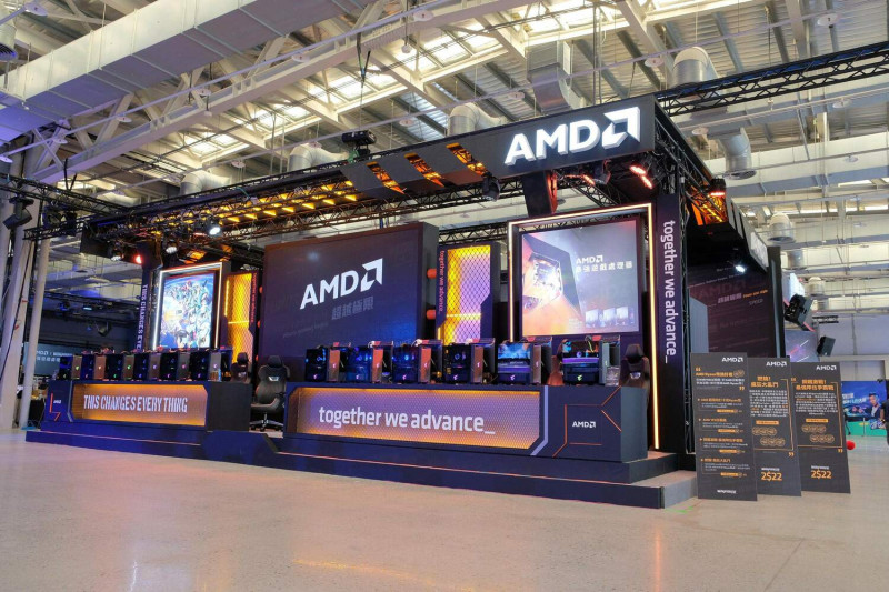 AMD攤位現場展出多台搭載最新AMD Ryzen 7000系列桌上型處理器以及Radeon 6000系列顯示卡的桌上型電腦 圖：主辦單位/提供