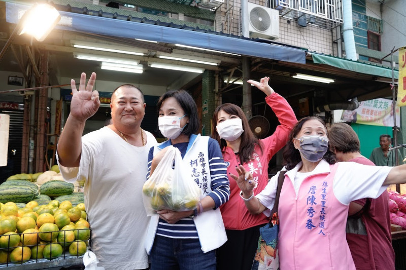 柯志恩(左二)在內惟市場感受到熱情。   圖：柯志恩競辦提供