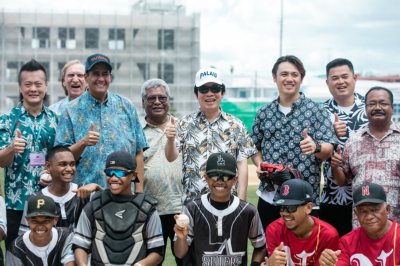 賴清德副總統「帛旅專案」今（3）日（台北時間上午）前往Asahi棒球場，見證棒球物資捐贈儀式。   圖：總統府提供