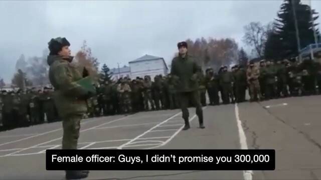 俄羅斯女軍官對索討軍餉的動員兵表示：「我沒承諾給你們30萬盧布。」   圖：翻攝Telegram影片