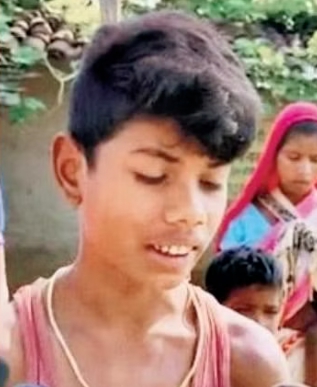 印度一名 8 歲男童日前在玩耍時被眼鏡蛇纏住並咬到，他隨後反咬毒蛇兩口。最終，眼鏡蛇被咬後死亡。   圖 : 翻攝自環球網
