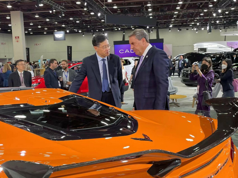 中國駐美大使秦剛參觀2022年底特律車展。   翻攝自秦剛推特（資料照）