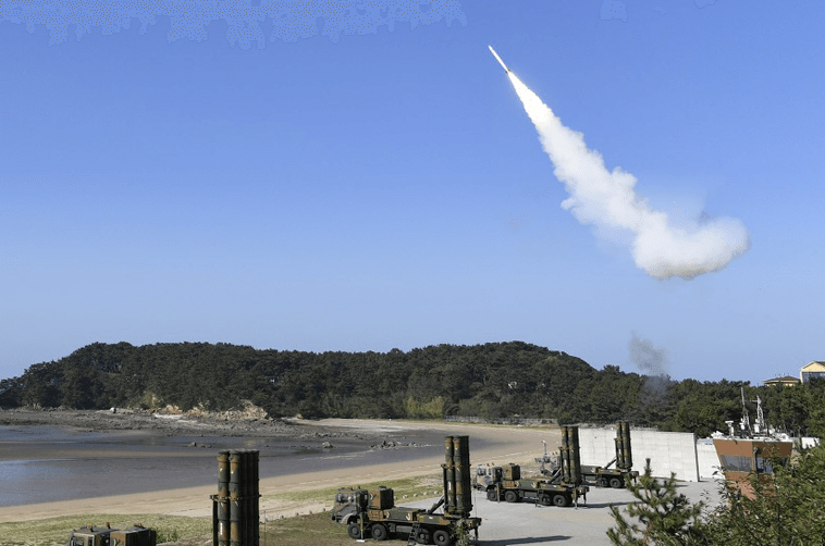 南韓自主研發「天弓 M-SAM」地對空導彈。   圖：翻攝自LIG NEXT1網頁