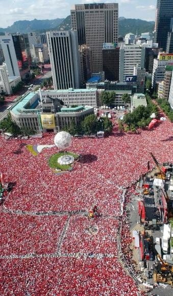 2002 年世界杯期間，助威人群擠滿首爾街頭   圖：翻攝自韓網