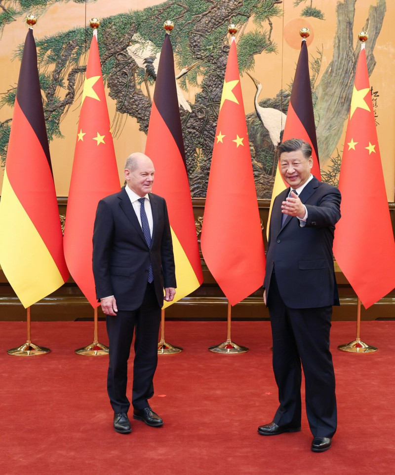 德國總理蕭茲（Olaf Scholz）(左) 今（4）抵達北京，會面中共領導人習近平。   圖：翻攝自華春瑩推特