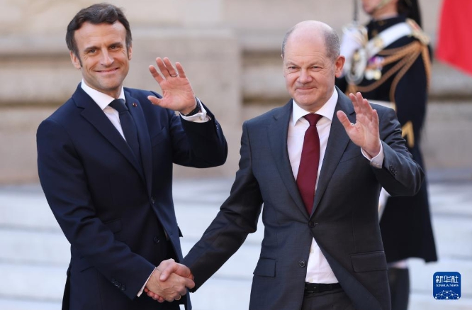 法國總統馬克宏(左)，希望能和德國總統蕭茲一起訪問中國，以展現歐盟團結，竟然遭到拒絕。   圖 : 翻攝自新華社 