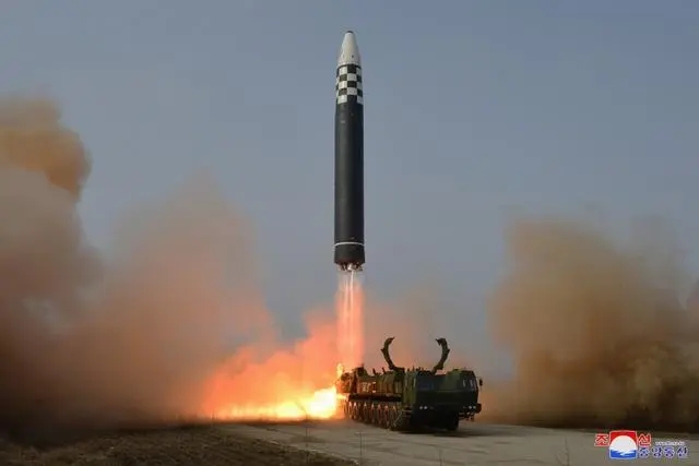 北韓18日發射洲際彈道導彈，南韓推測為「火星-17」。圖為今年3月24日試射同型導彈。   圖：翻攝朝中社(資料照片)