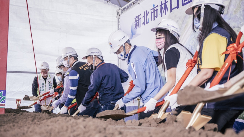 林口吉祥影視公園在今(4)日由詹榮鋒（中）主持下舉行開工典禮，未來吉祥公園將結合地方紋理，打造影視主題公園，並預計112年底完工啟用。   圖：新北市工務局提供