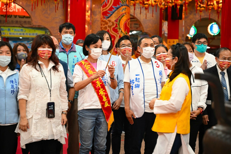 柯志恩(左三)與侯友宜(右三)到新莊仔天公廟參香。   圖:柯志恩競辦提供