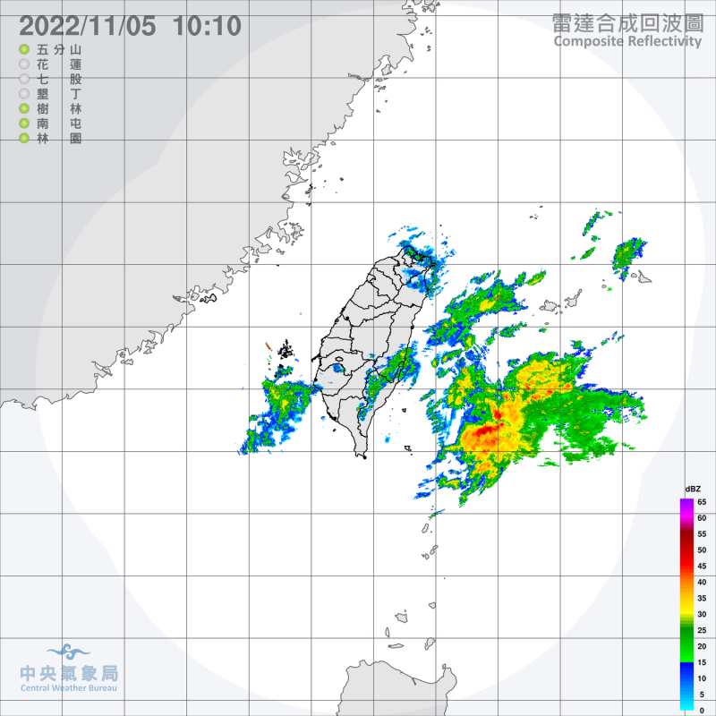 吳德榮指出，今日受東北季風影響，台灣附近水氣多，大台北、東半部有局部雨，桃園有零星飄雨的機率。   圖：翻攝自中央氣象局