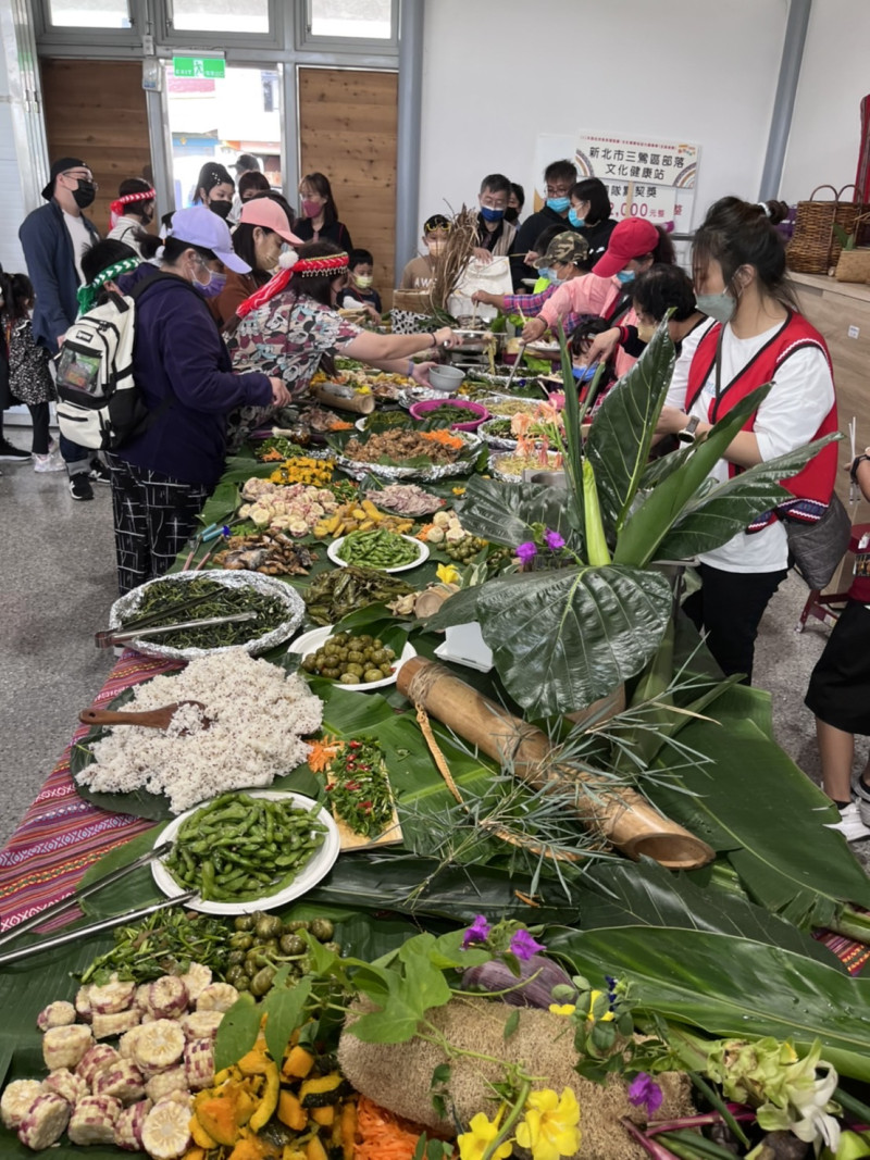 原民特色美食，野餐時間一起享用餐點。   圖：新北市政府原住民族行政局提供