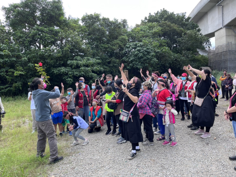 三峽原住民族生活文化園區農園，解說當地農園特色農作物。   圖：新北市政府原住民族行政局提供