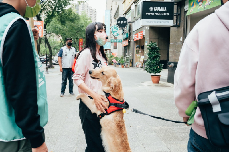 黃捷掃街時與寵物熱烈互動。   圖:翻攝自卓冠廷臉書