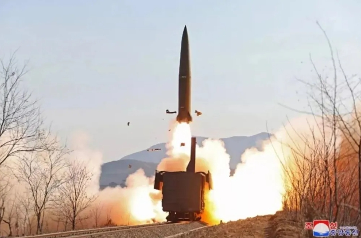 北韓今（5）日又朝黃海發射4枚短程彈道飛彈，飛彈飛行距離約為130公里，是為今年以來第33次發射彈道飛彈。   圖：翻攝自朝中社