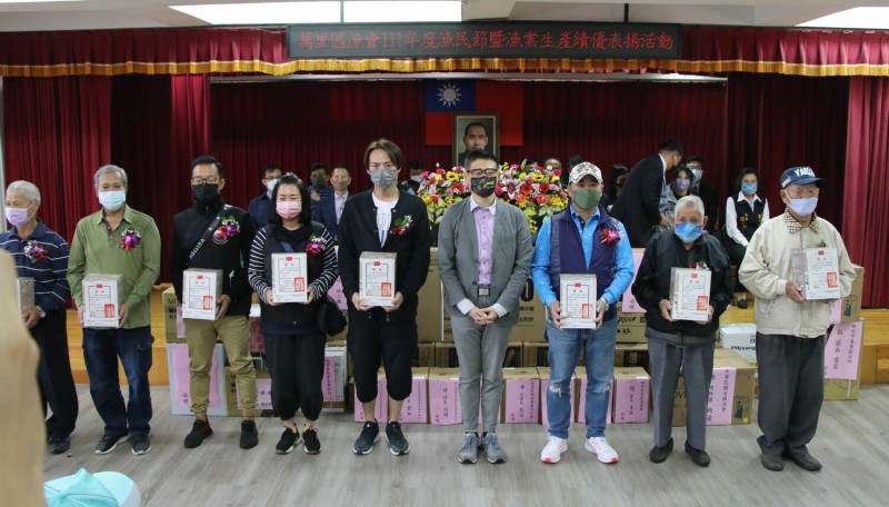 新北市農業局長李玟（右四）頒發萬里區模範漁民獎。   圖：新北市漁業處提供