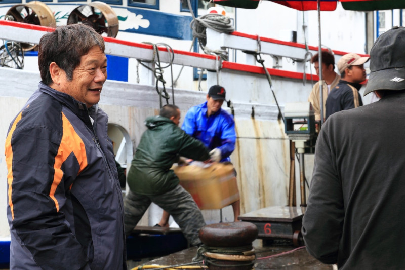 順豐16號捕撈漁獲量成績斐，榮獲萬里區漁業生產績優漁船。   圖：新北市漁業處提供