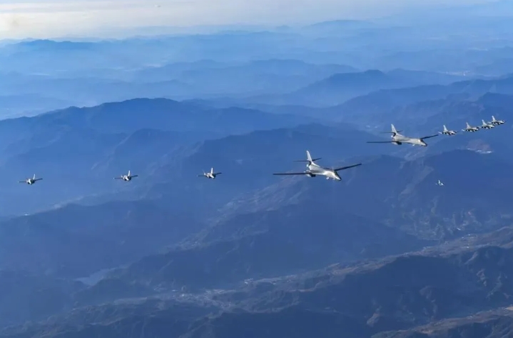 兩架 B-1B 戰略轟炸機當天飛臨朝鮮半島，與韓軍 4 架 F-35A、美軍 4 架 F-16 共同參加「警戒風暴」。   圖 : 翻攝自韓國國防部