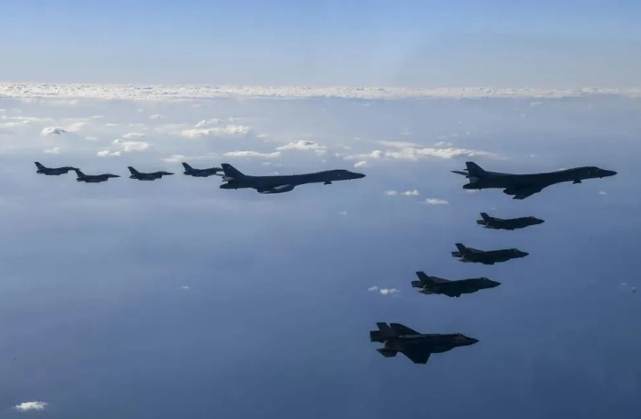 週六（ 5 日 ），美國派出兩架B1-B超音速轟炸機在韓國上空快速飛行，展示軍事實力。同一天，朝鮮向海上發射了 4 枚彈道導彈。   圖 : 翻攝自韓國國防部