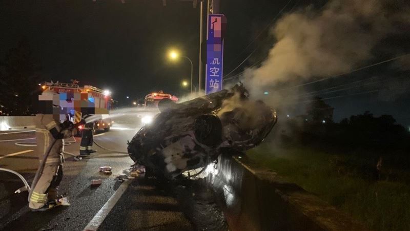 ▲一輛轎車疑似自撞出口槽化島，導致車輛翻覆後瞬間起火，車內女乘客更是當場被甩飛出車外。（圖／翻攝畫面）   