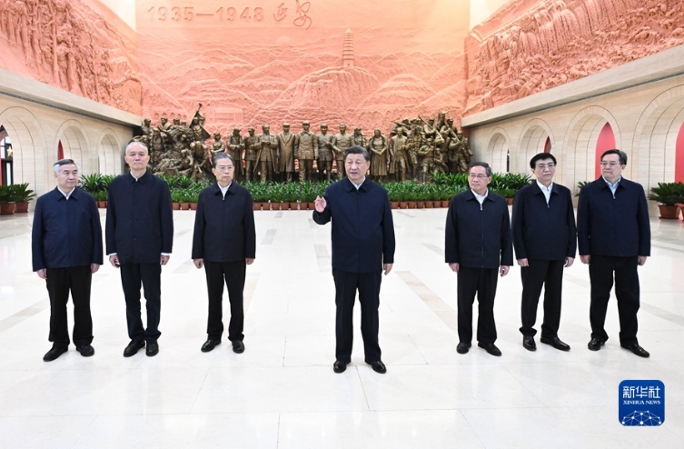  中共政治局常委會成員，包含李希、蔡奇、趙樂際、習近平（總書記）、李強、王滬寧、丁薛祥（由左至右）。 圖:翻攝自新華社 